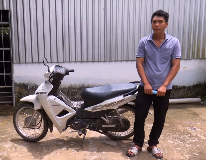 Nguyễn Văn Nhí cùng chiếc xe mô tô được đối tượng mang đi cắm.