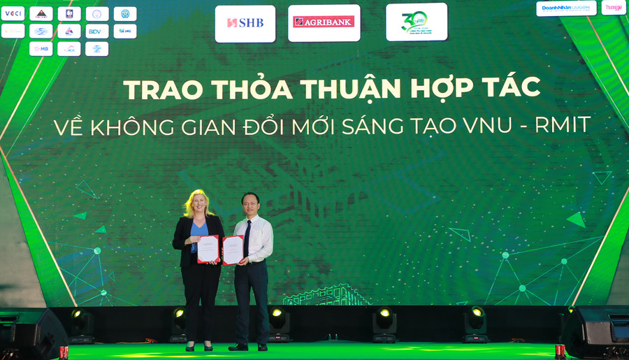 Trao thỏa thuận hợp tác cho các nhà đầu tư đồng hành cùng ĐHQGHN. Trao thỏa thuận hợp tác cho các nhà đầu tư đồng hành cùng ĐHQGHN.