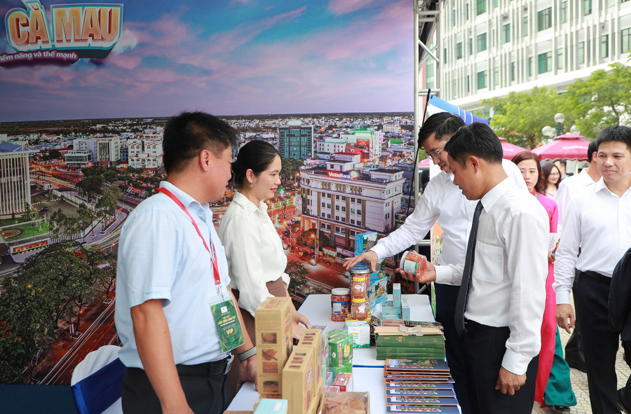 Các gian trưng bày giới thiệu sản phẩm khoa học công nghệ của địa phương. Các gian trưng bày giới thiệu sản phẩm khoa học công nghệ của địa phương.