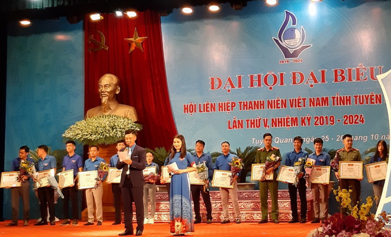 Lý Thị Minh mặc áo xanh ngoài cùng bên phải.