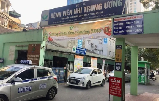 Bé gái rơi từ tầng 12A chung cư hiện đang điều trị tại Bệnh viện Nhi Trung ương.