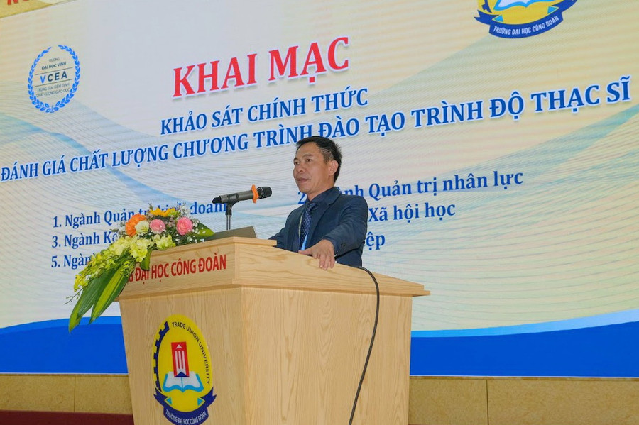 TS. Nguyễn Đình Huy - Phó Giám đốc Trung tâm Kiểm định chất lượng giáo dục (Trường ĐH Vinh) phát biểu khai mạc. TS. Nguyễn Đình Huy - Phó Giám đốc Trung tâm Kiểm định chất lượng giáo dục (Trường ĐH Vinh) phát biểu khai mạc.