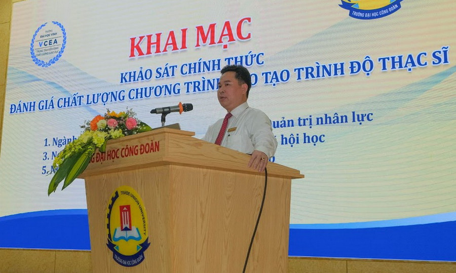PGS.TS Lê Mạnh Hùng - Hiệu trưởng Trường ĐH Công đoàn phát biểu tại buổi lễ khai mạc. PGS.TS Lê Mạnh Hùng - Hiệu trưởng Trường ĐH Công đoàn phát biểu tại buổi lễ khai mạc.