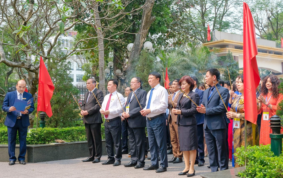 Đoàn chuyên gia đánh giá ngoài của Trung tâm Kiểm định chất lượng giáo dục (Trường ĐH Vinh) cùng Lãnh đạo Trường ĐH Công đoàn dâng hương tại tượng đài Chủ tịch Hồ Chí Minh. Đoàn chuyên gia đánh giá ngoài của Trung tâm Kiểm định chất lượng giáo dục (Trường ĐH Vinh) cùng Lãnh đạo Trường ĐH Công đoàn dâng hương tại tượng đài Chủ tịch Hồ Chí Minh.