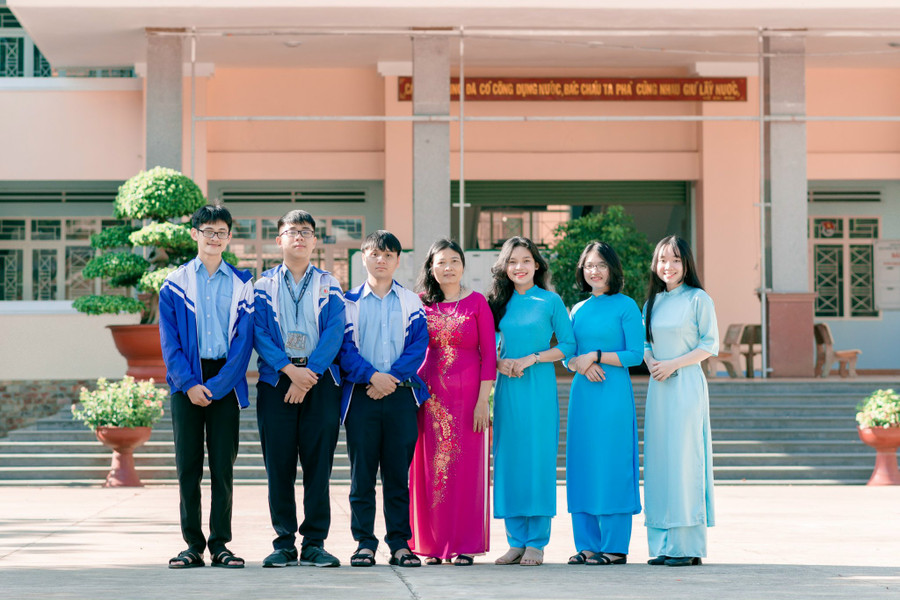 Cô Quảng Thị Kiệp (thứ 4 từ trái qua phải) cùng các học trò của mình. Ảnh: NVCC.