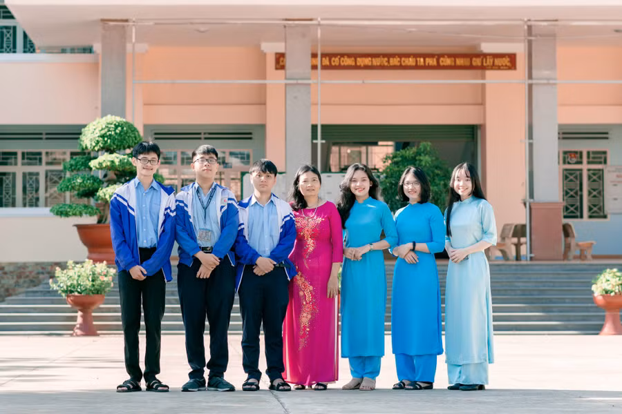 Cô Quảng Thị Kiệp (thứ 4 từ trái qua phải) cùng các học trò của mình. Ảnh: NVCC.