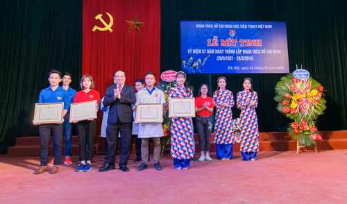 PGS.TS Đậu Xuân Cảnh tặng Giấy khen cho các thập thể, cá nhân có thành tích xuất sắc trong phong trào Đoàn