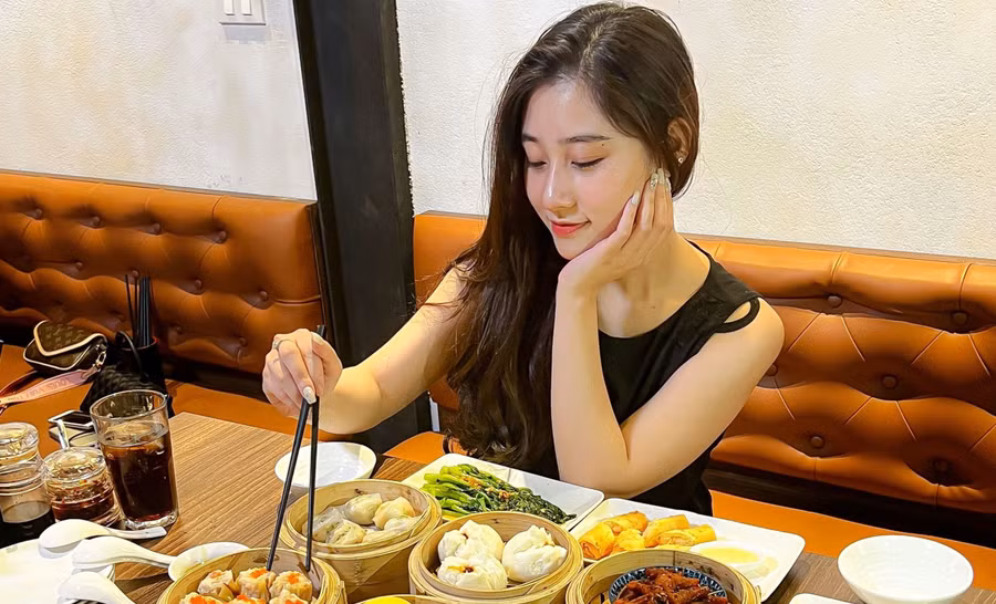 Nguyễn Thuỳ Dương - chủ kênh “Ở Hà Nội” - một trong những kênh sáng tạo nội dung trải nghiệm ẩm thực được giới trẻ yêu thích.