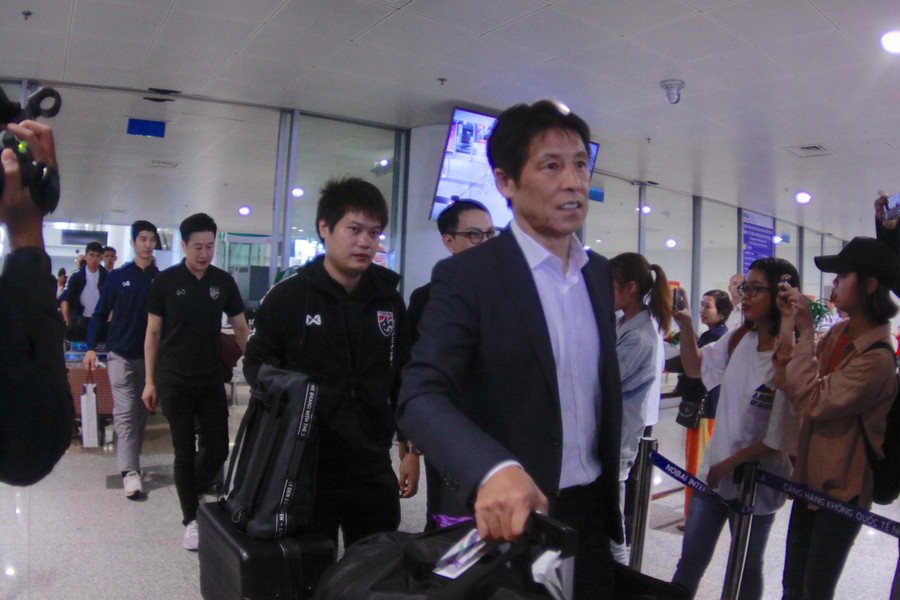 HLV Nishino và các học trò đã có mặt tại sân bay Nội Bài vào lúc 14h30 chiều ngày hôm nay.