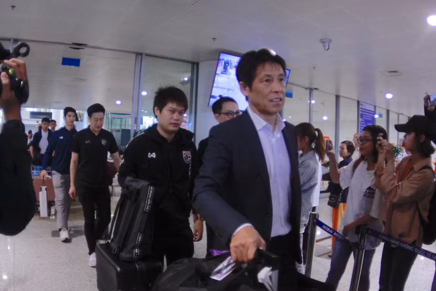 HLV Nishino và các học trò đã có mặt tại sân bay Nội Bài vào lúc 14h30 chiều ngày hôm nay.