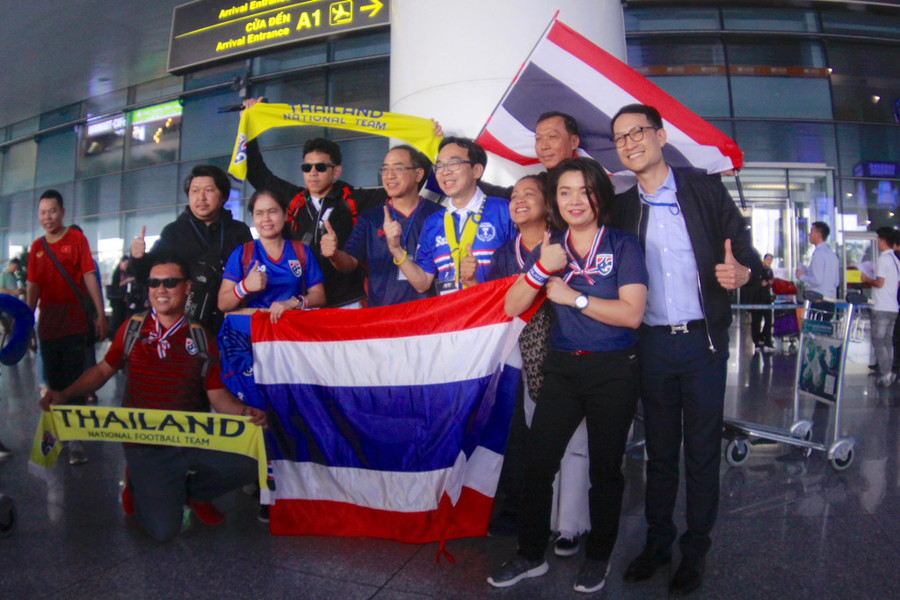 Ngay khi xuống sân bay Nội Bài, đội tuyển Thái Lan đã được những CĐV chào đón nhiệt tình, nhiều người đã ở Việt Nam được một thời gian, một số người mới đến trong sáng nay đã đợi đến chiều để chào đón đội tuyển nước nhà.
