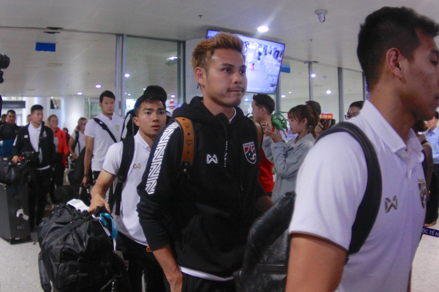 Hậu vệ trái Theerathon Bunmathan.