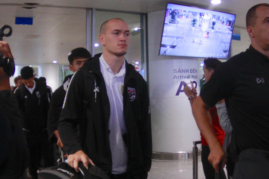 Sau trận thua Malaysia, HLV Nishino giải thích một phần nguyên nhân do mặt sân: "Mặt cỏ của Bukit Jalil cũng là một nguyên nhân quan trọng. Các cầu thủ Malaysia quá quen thuộc với nó, trong khi chúng tôi thì không”.