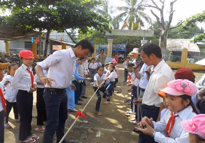 Thầy Lý Khonh Na Ra tổ chức nhiều hoạt động giáo dục ngoại khoá cho học sinh.