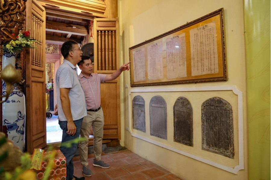 Ông Nguyễn Mạnh Linh, Chủ tịch UBND phường Hàng Gai giới thiệu về các tấm bia đá cổ đang được bảo tồn tại Đình Cổ Vũ. Ông Nguyễn Mạnh Linh, Chủ tịch UBND phường Hàng Gai giới thiệu về các tấm bia đá cổ đang được bảo tồn tại Đình Cổ Vũ.