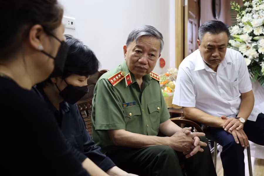 Đại tướng Tô Lâm cùng đoàn cán bộ TP Hà Nội thăm hỏi gia đình nhà chiến sĩ Nguyễn Đình Phúc tại khu tập thể Nghĩa Tân (quận Cầu Giấy, Hà Nội).