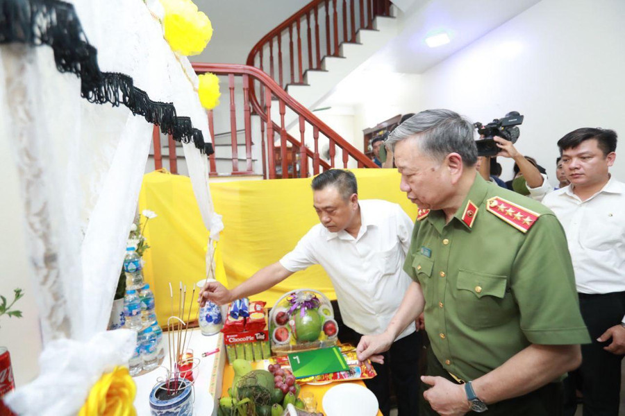 Đại tướng Tô Lâm cùng đoàn cán bộ TP Hà Nội thắp hương tưởng nhớ các chiến sĩ đã hy sinh trong vụ cháy tại quận Cầu Giấy.