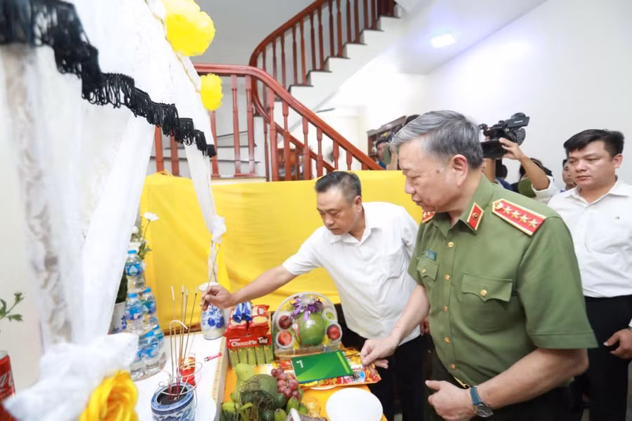 Đại tướng Tô Lâm cùng đoàn cán bộ TP Hà Nội thắp hương tưởng nhớ các chiến sĩ đã hy sinh trong vụ cháy tại quận Cầu Giấy.