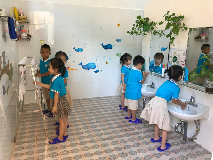 Trẻ luôn được giáo dục ý thức giữ gìn vệ sinh.