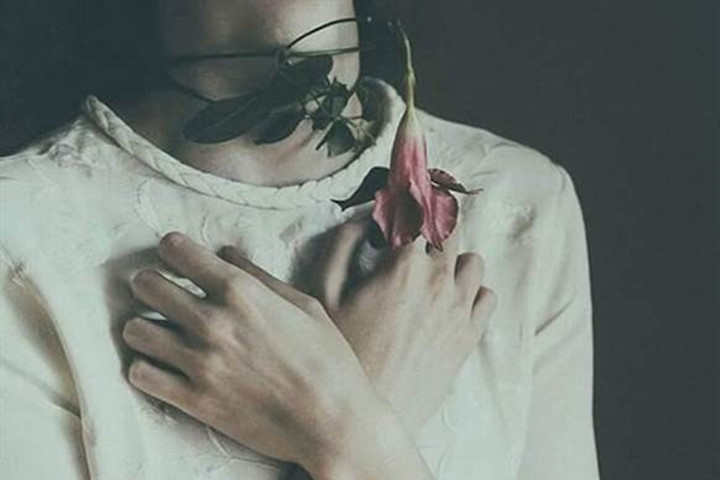 Phía sau một người đàn bà mạnh mẽ…