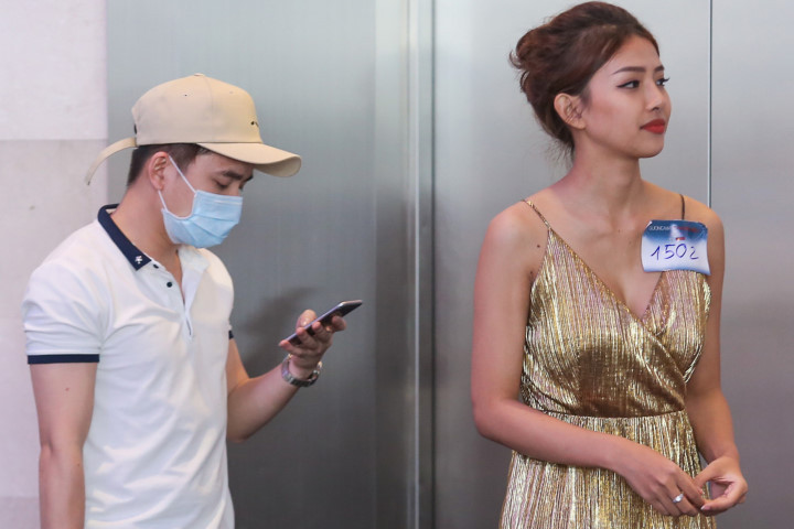 Phan Mạnh Quỳnh đeo khấu trang đưa bạn gái đi thi The Face