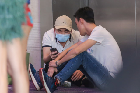 Phan Mạnh Quỳnh đeo khấu trang đưa bạn gái đi thi The Face - Ảnh 3 Phan Manh Quynh deo khau trang dua ban gai di thi The Face - Anh 3