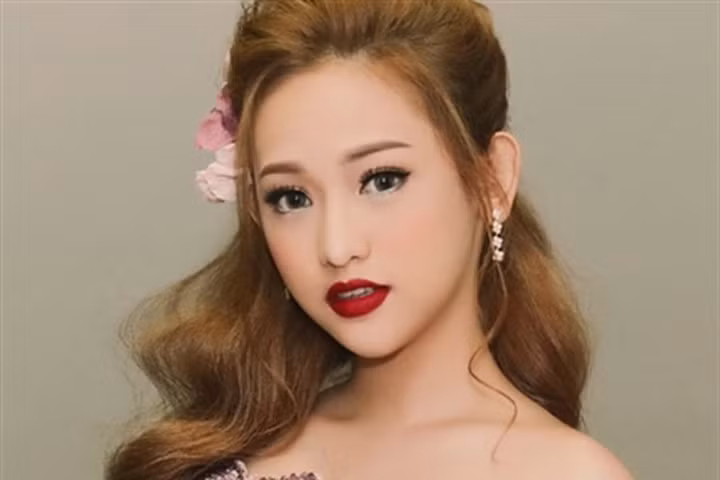 Thúy Vi "già chát và cứng đơ" trong lần đầu nhận vai trò vedette sàn mẫu