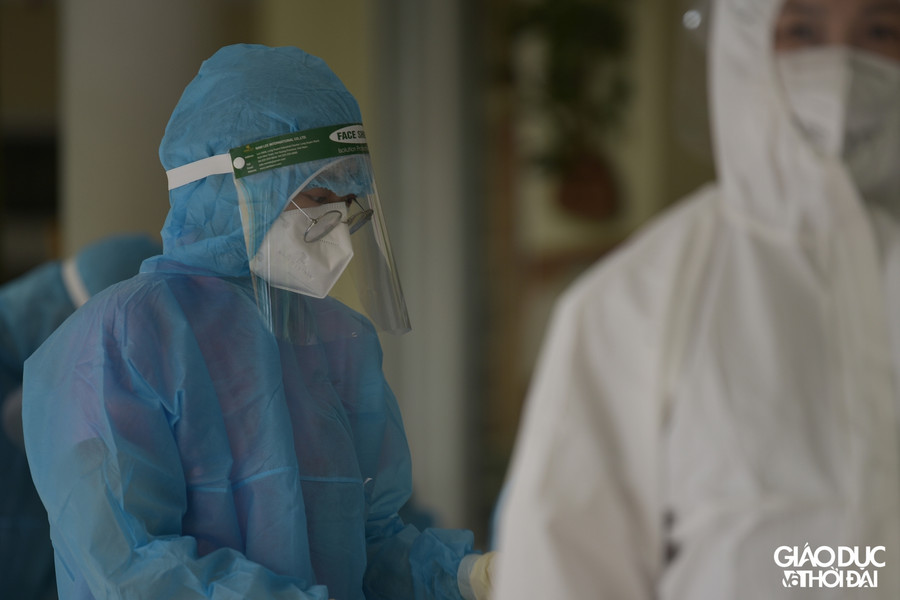 Với yêu cầu lấy mẫu sớm, có kết quả nhanh trong vòng 24 giờ để sớm đưa TP trở lại trạng thái bình thường mới, ngoài lực lượng y tế sẵn có trên địa bàn, Sở Y tế Hà Nội huy động thêm gần 1.000 sinh viên Trường Cao đẳng Y Hà Nội (trong đó có 300 sinh viên đã từng hỗ trợ phòng chống dịch tại Bắc Ninh, Bắc Giang) tham gia hỗ trợ lấy mẫu xét nghiệm.