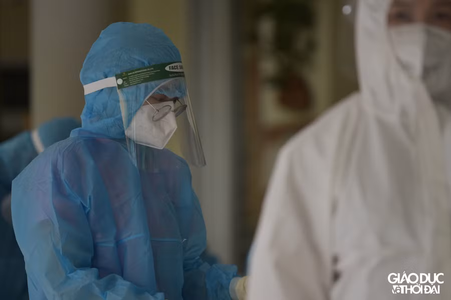 Với yêu cầu lấy mẫu sớm, có kết quả nhanh trong vòng 24 giờ để sớm đưa TP trở lại trạng thái bình thường mới, ngoài lực lượng y tế sẵn có trên địa bàn, Sở Y tế Hà Nội huy động thêm gần 1.000 sinh viên Trường Cao đẳng Y Hà Nội (trong đó có 300 sinh viên đã từng hỗ trợ phòng chống dịch tại Bắc Ninh, Bắc Giang) tham gia hỗ trợ lấy mẫu xét nghiệm.