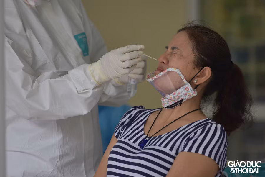 Người dân sẽ để lại thông tin theo phiếu, sau khi test xong sẽ ra về, kết quả sẽ được thông báo qua điện thoại.