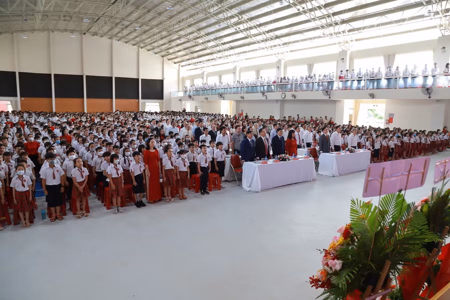 Đại biểu và học sinh dự lễ tổng kết năm học 2021-2022.