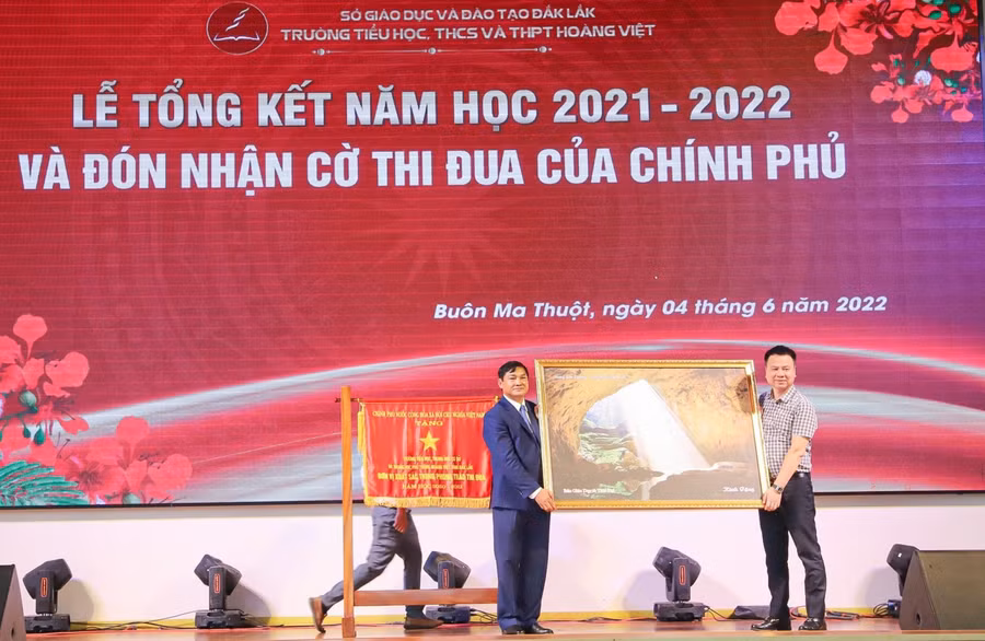 Tổng Biên tập Báo GD&amp;TĐ Triệu Ngọc Lâm tặng quà chúc mừng thầy và trò Trường Hoàng Việt.