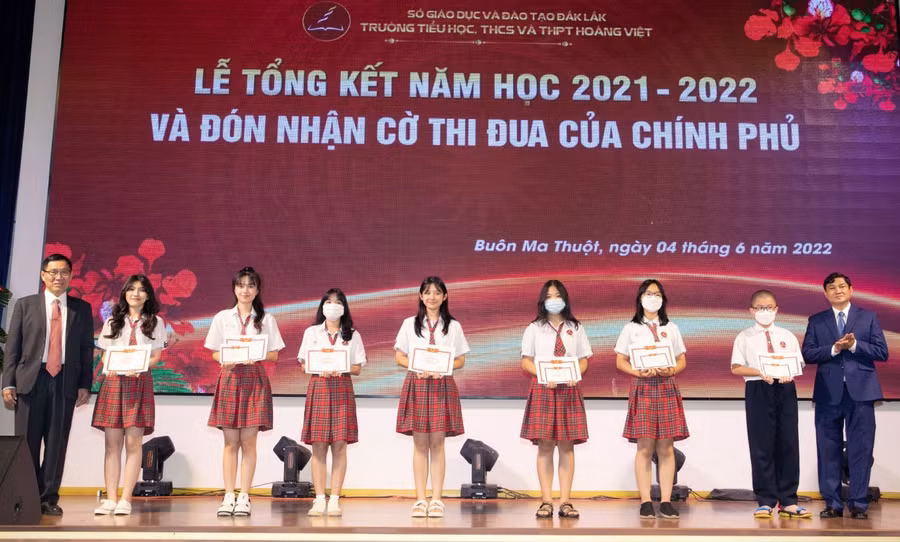 Nhà trường khen thưởng cho các học sinh đạt thành tích xuất sắc trong năm học 2021-2022.