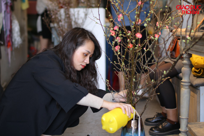 Có mặt tại một cửa hàng hoa nhập khẩu Liti trên phố Trần Duy Hưng, hàng chục nhân viên đang bận rộn cắp hoa vào từng bình để kịp ship đi cho khách.