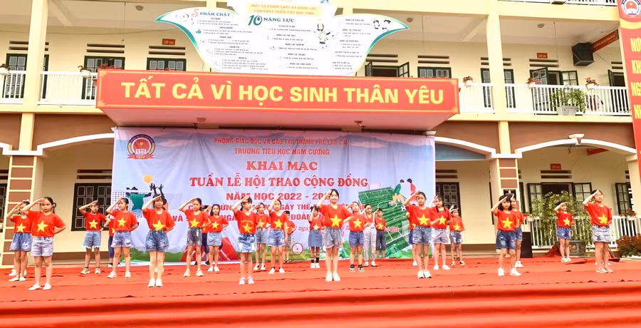Chương trình khai mạc diễn ra sôi nổi.