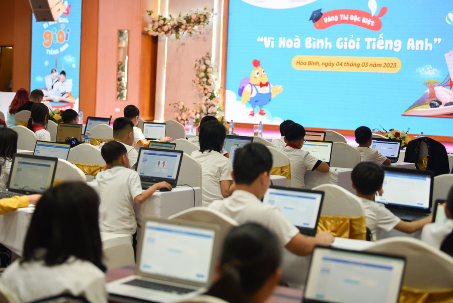Vòng thi đặc biệt 'Vì Hoà Bình giỏi tiếng Anh' cấp tiểu học năm học 2022-2023 được tổ chức nhằm trang bị cho học sinh kiến thức, kỹ năng tiếng Anh thích ứng với thời kỳ hội nhập quốc tế; phát hiện, bồi dưỡng học sinh có năng khiếu, đồng thời khích lệ phong trào học tiếng Anh phát triển mạnh mẽ trong học sinh ngay từ những năm đầu cấp. Vòng thi đặc biệt 'Vì Hoà Bình giỏi tiếng Anh' cấp tiểu học năm học 2022-2023 được tổ chức nhằm trang bị cho học sinh kiến thức, kỹ năng tiếng Anh thích ứng với thời kỳ hội nhập quốc tế; phát hiện, bồi dưỡng học sinh có năng khiếu, đồng thời khích lệ phong trào học tiếng Anh phát triển mạnh mẽ trong học sinh ngay từ những năm đầu cấp.