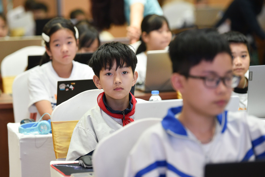 Sau 3 vòng thi, vượt qua hơn 7.000 thí sinh tham dự, 121 học sinh đã xuất sắc bước vào vòng thi Đặc Biệt. Sau 3 vòng thi, vượt qua hơn 7.000 thí sinh tham dự, 121 học sinh đã xuất sắc bước vào vòng thi Đặc Biệt.