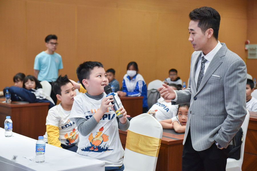 Tại ngày hội tiếng Anh giúp các em được tham gia nhiều hoạt động bổ ích, lý thú, rinh về phần quà bất ngờ, từ đó vun đắp tình yêu và hứng thú học ngoại ngữ. Tại ngày hội tiếng Anh giúp các em được tham gia nhiều hoạt động bổ ích, lý thú, rinh về phần quà bất ngờ, từ đó vun đắp tình yêu và hứng thú học ngoại ngữ.