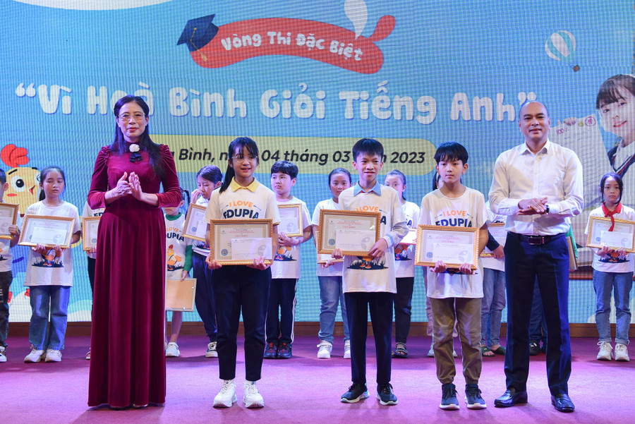 Ban tổ chức đã trao 1 giải Đặc Biệt cho em Nguyễn Mạnh Hải (lớp 5A1 Trường Tiểu học Thị trấn Chi Nê, huyện Lạc Thuỷ). 2 giải Nhất được trao cho các em Lê Thuỳ Trang (lớp 5A3 Trường Tiểu học Hữu Nghị ) và Chu Bá Mạnh Lâm (lớp 5D Trường Tiểu học & THCS Cửu Long - huyện Lương Sơn). Ban tổ chức đã trao 1 giải Đặc Biệt cho em Nguyễn Mạnh Hải (lớp 5A1 Trường Tiểu học Thị trấn Chi Nê, huyện Lạc Thuỷ). 2 giải Nhất được trao cho các em Lê Thuỳ Trang (lớp 5A3 Trường Tiểu học Hữu Nghị ) và Chu Bá Mạnh Lâm (lớp 5D Trường Tiểu học & THCS Cửu Long - huyện Lương Sơn).