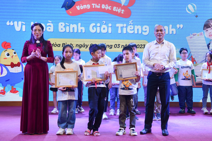 3 giải Nhì thuộc về các em Nguyễn Bảo Châu (lớp 5A2 Trường Phổ thông Liên cấp Sao Mai), Bùi Thảo Nguyên (lớp 4A2 Trường Tiểu học Yên Trị - huyện Yên Thuỷ) và Bùi Đức Gia Hưng (lớp 3A3 Trường Tiểu học & THCS Tử Nê - huyện Tân Lạc). 3 giải Nhì thuộc về các em Nguyễn Bảo Châu (lớp 5A2 Trường Phổ thông Liên cấp Sao Mai), Bùi Thảo Nguyên (lớp 4A2 Trường Tiểu học Yên Trị - huyện Yên Thuỷ) và Bùi Đức Gia Hưng (lớp 3A3 Trường Tiểu học & THCS Tử Nê - huyện Tân Lạc).
