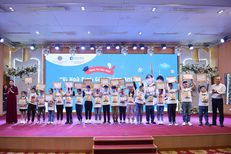 Ngoài ra, 4 giải Ba và 10 giải Khuyến Khích cũng tìm được chủ nhân là những em vô cùng xuất sắc đến từ các trường tiểu học trên địa bàn tỉnh Hoà Bình. Ngoài ra, 4 giải Ba và 10 giải Khuyến Khích cũng tìm được chủ nhân là những em vô cùng xuất sắc đến từ các trường tiểu học trên địa bàn tỉnh Hoà Bình.