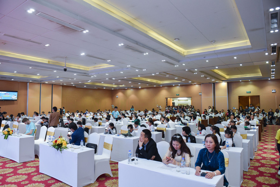 Tại ngày hội tiếng Anh giúp các em được tham gia nhiều hoạt động bổ ích, lý thú, rinh về phần quà bất ngờ, từ đó vun đắp tình yêu và hứng thú học ngoại ngữ. Tại ngày hội tiếng Anh giúp các em được tham gia nhiều hoạt động bổ ích, lý thú, rinh về phần quà bất ngờ, từ đó vun đắp tình yêu và hứng thú học ngoại ngữ.