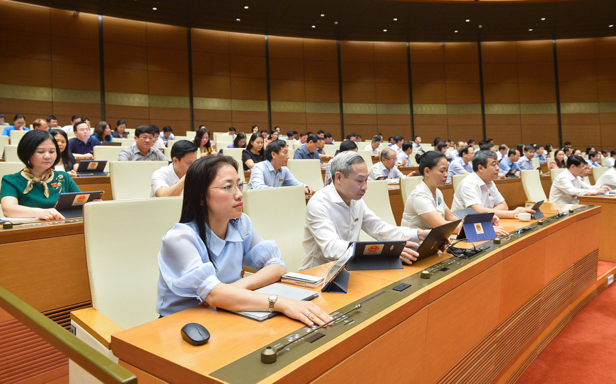 Các đại biểu Quốc hội ấn nút thông qua Luật Giao dịch điện tử (sửa đổi).