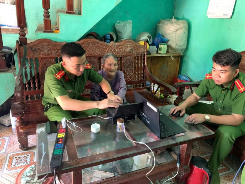 Cán bộ Công an đến nhà làm thủ tục cấp căn cước công dân cho người già. Ảnh: Báo Công an. Cán bộ Công an đến nhà làm thủ tục cấp căn cước công dân cho người già. Ảnh: Báo Công an.
