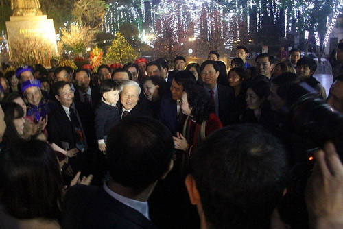 Tổng Bí thư Nguyễn Phú Trọng trò chuyện, thăm hỏi, chúc Tết bà con nhân dân vui đón Giao thừa tại khu vực hồ Hoàn Kiếm. Ảnh: Vietnamnet