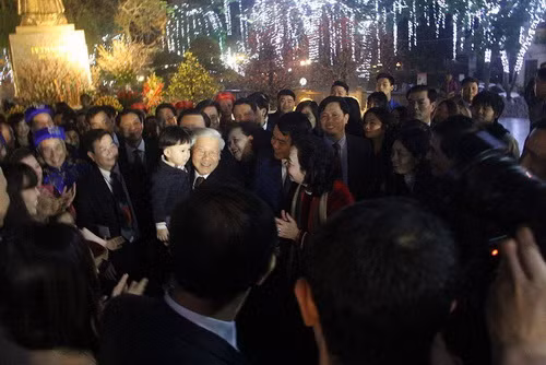 Tổng Bí thư Nguyễn Phú Trọng trò chuyện, thăm hỏi, chúc Tết bà con nhân dân vui đón Giao thừa tại khu vực hồ Hoàn Kiếm. Ảnh: Vietnamnet