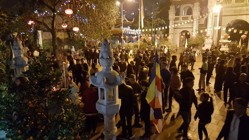 Chùa Triệu Khánh đông nghẹt người đến lễ trong đêm giao thừa