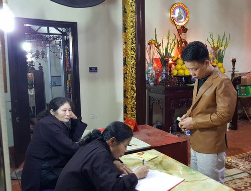 Công đức vào nhà chùa là việc làm không thể thiếu của hầu hết những người đi lễ trong đêm giao thừa