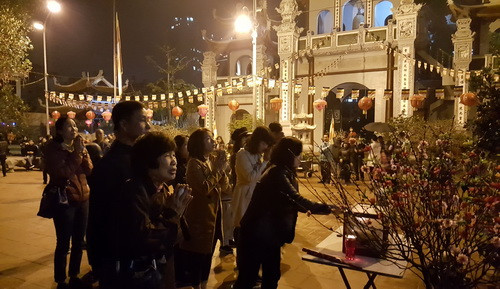 Ai cũng muốn đến chùa cầu an cho gia đình và người thân