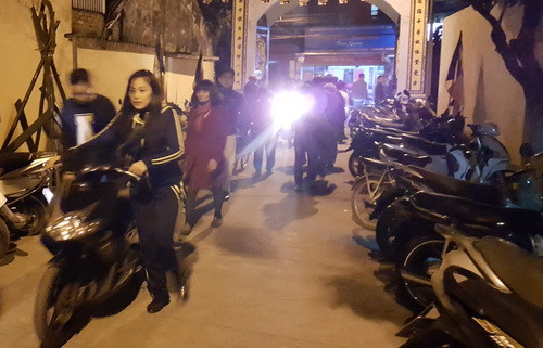 Dòng người nô nức đến lễ chùa trong đêm giao thừa